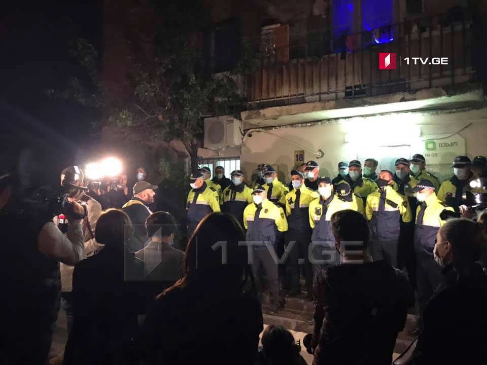 "Milli Hərəkat" və "Strategiya Ağmaşenebeli" nümayəndələri Samqorinin 6-cı Dairə Seçki Komissiyasının qərarına etiraz edirlər