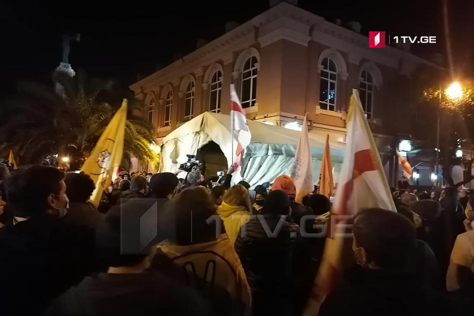 Протестующие установили палатку у входа в здание правительства Аджарии