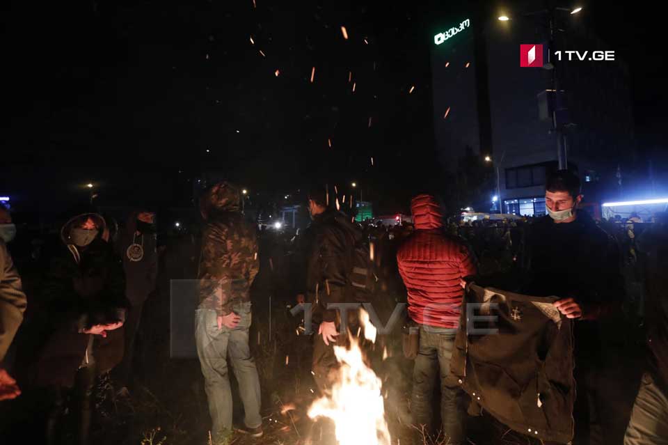 Aksiya iştirakçıları MSK binası qarşısında ocaq qaladılar (foto)