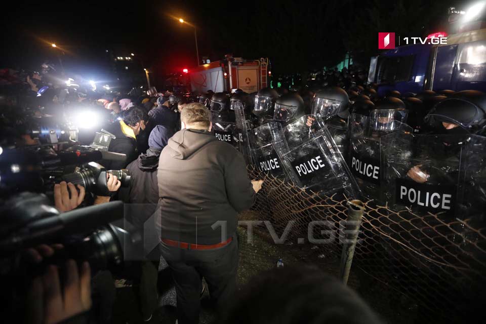 Protesters broke fence at CEC (Photo)