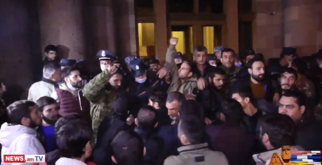 Լեռնային Ղարաբաղում պատերազմի դադարեցման մասին Նիկոլ Փաշինյանի հայտարարությունից հետո, Երևանում, կառավարության շենքի դիմաց հավաքվել են ցուցարարներ