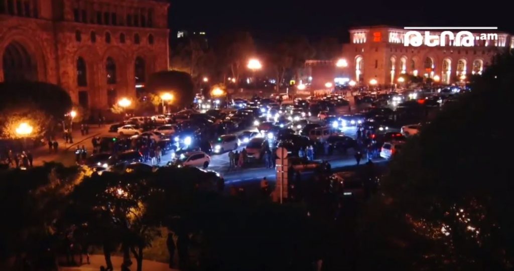 Լրատվամիջոցների հաղորդմամբ, Երևանում, կառավարության տան մոտ լսվել են կրակոցի ձայներ