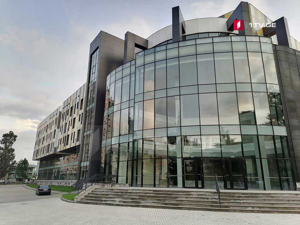 Batumi Respublika Xəstəxanasının üçüncü mərtəbəsindən koronavirusa yoluxan pasiyentin yıxılması ilə bağlı klinika bəyanat yayır