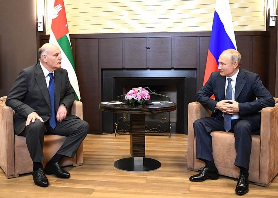Vladimir Putin Soçidə işğal olunmuş Abxaziyanın qondarma prezidenti, Aslan Bjaniya ilə görüşdü