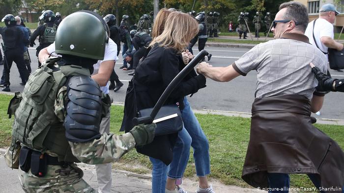 Արտասահմանյան լրատվամիջոցները հաղորդում են Մինսկում ոստիկանների կողմից ցուցարարներին ձերբակալելու մասին
