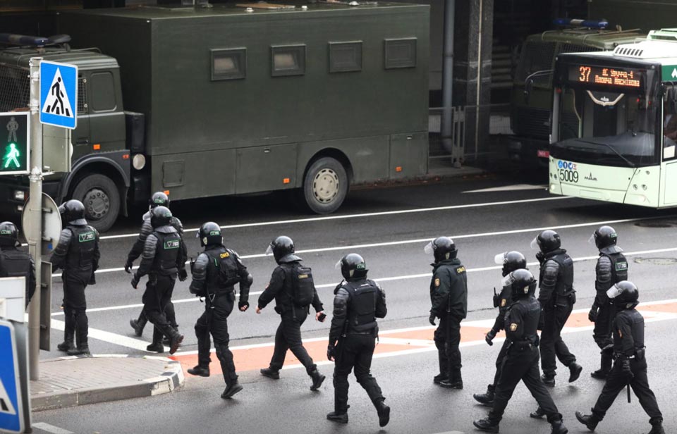 По информации Reuters, в Минске правоохранители применили резиновые пули и слезоточивый газ против демонстрантов