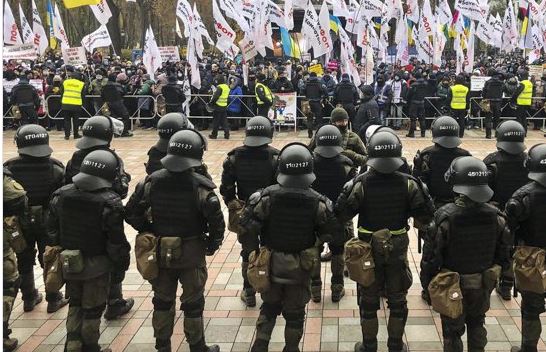 В Киеве, во время акции протеста у здания парламента, произошло столкновение