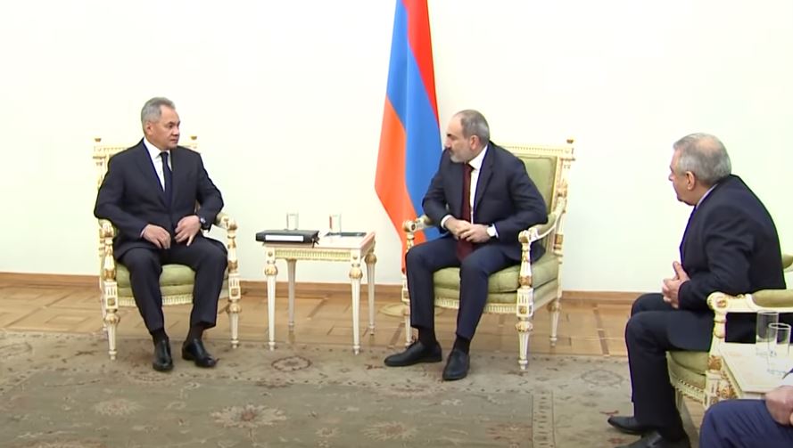 В Армению прибыли министры иностранных дел и обороны России