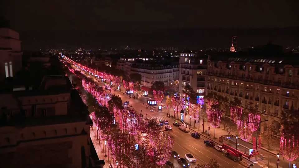 Փարիզում վառվել են ամանորյա լույսերը
