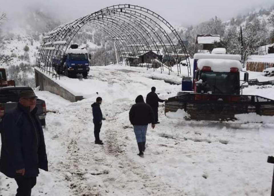 Ձյան պատճառով Բախմարոյում մնացել է մոտ 200 մարդ, նրանց դուրս բերելու համար ընթանում են մաքրման աշխատանքներ