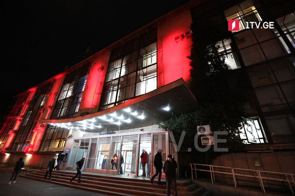 В связи с Днём борьбы против насилия в отношении женщин здание Первого канала Грузии подсветили красным светом