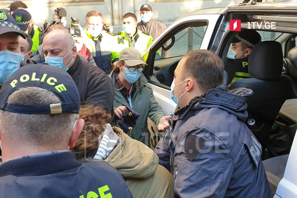 На акции перед парламентом Грузии произошло противостояние, задержано два лица
