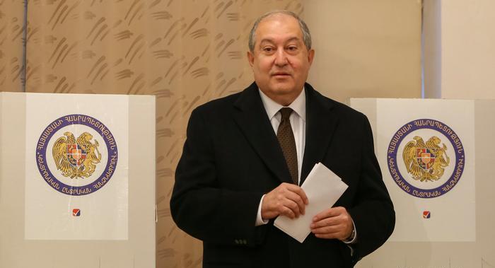 Հայաստանի նախագահը հայտարարում է, որ երկրի ներկայիս նախարարների կաբինետը պետք է հրաժարական տա