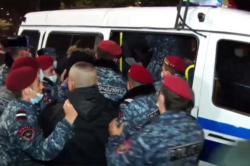 Երևանում ցուցարարները փորձել են արգելափակել կենտրոնական մայրուղին, ցուցարարների մի մասը ձերբակալված է