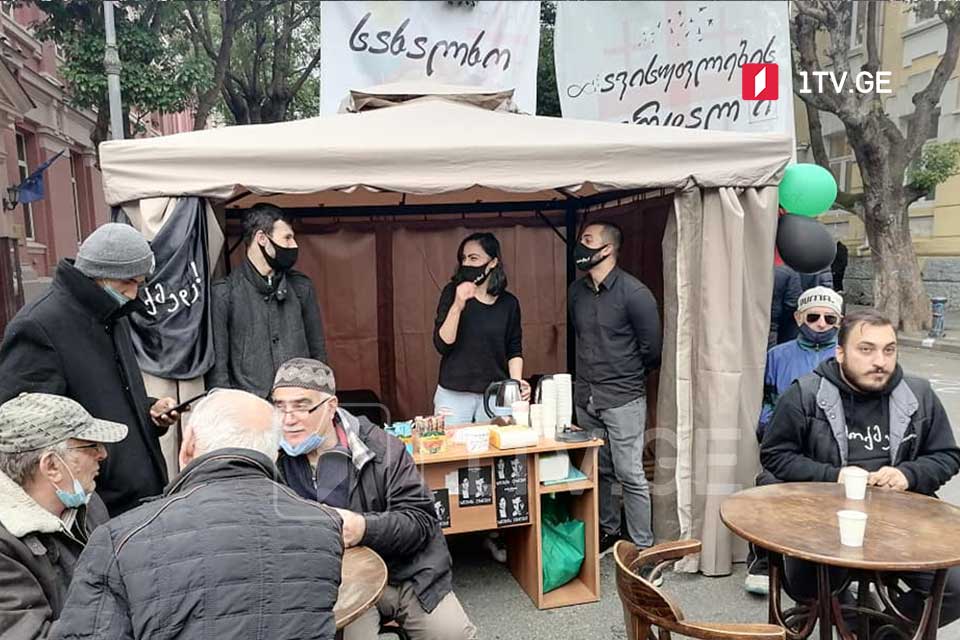 Протестующие открыли кафе перед зданием правительства Аджарии