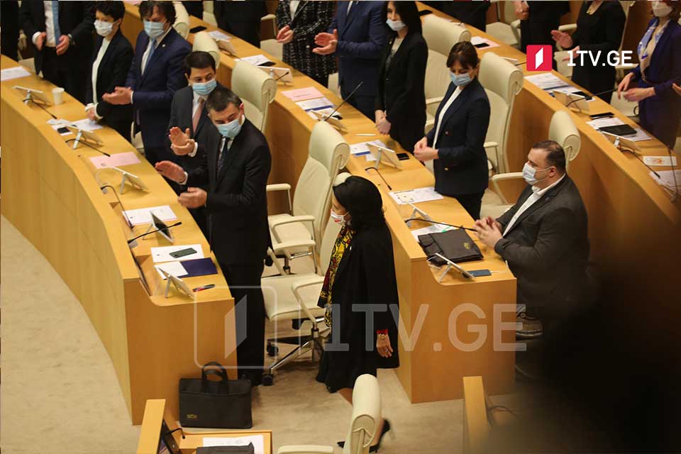 Первое заседание парламента нового созыва (фото)