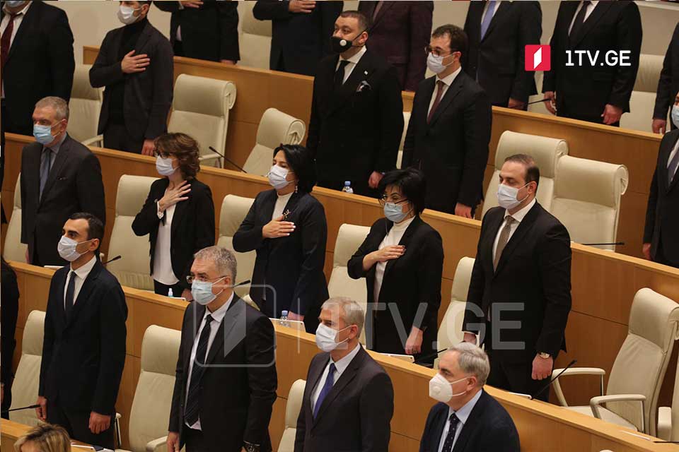 Parlament 150 deputatın səlahiyyətini təsdiqlədi