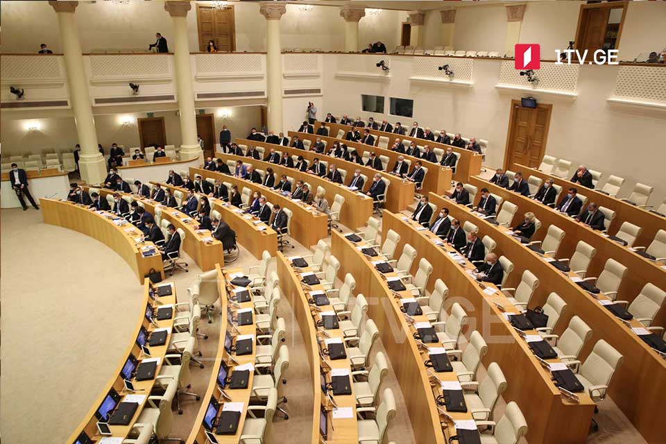 По имеющейся информации, три депутата от оппозиции обратились в парламент Грузии десятого созыва с заявлением о начислении зарплаты