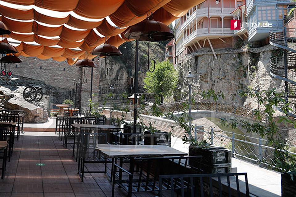 Fevralın 15-dən Gürcüstanda qida obyektləri və restoranların açıq məkanları işləməyə davam edəcəklər