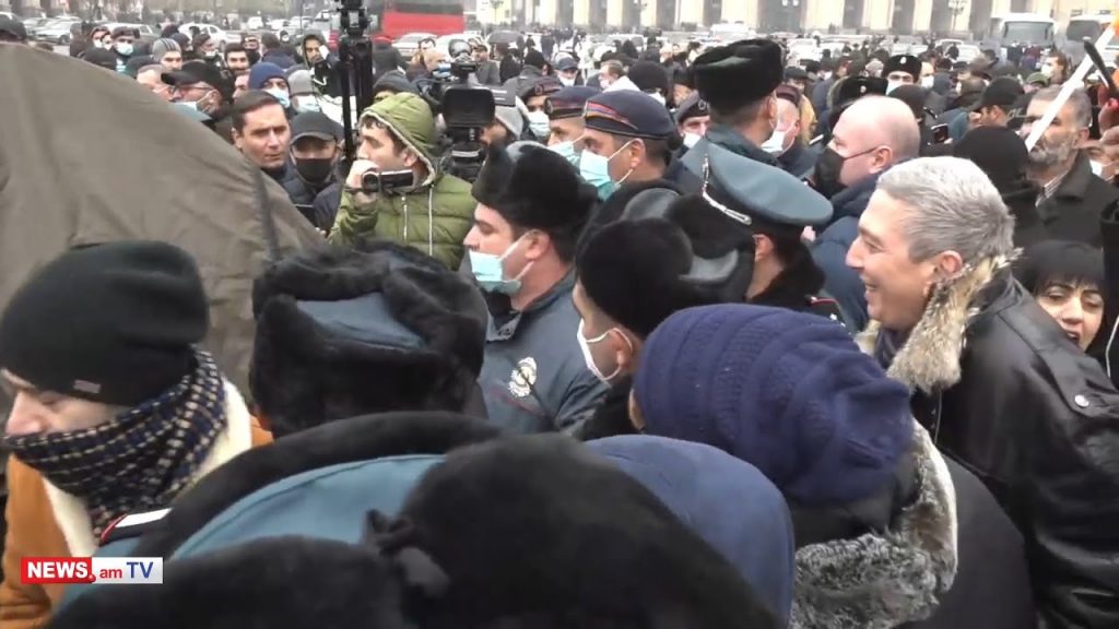Часть демонстрантов, требующих отставки Никола Пашиняна, установили палатки на Площади Республики в Ереване