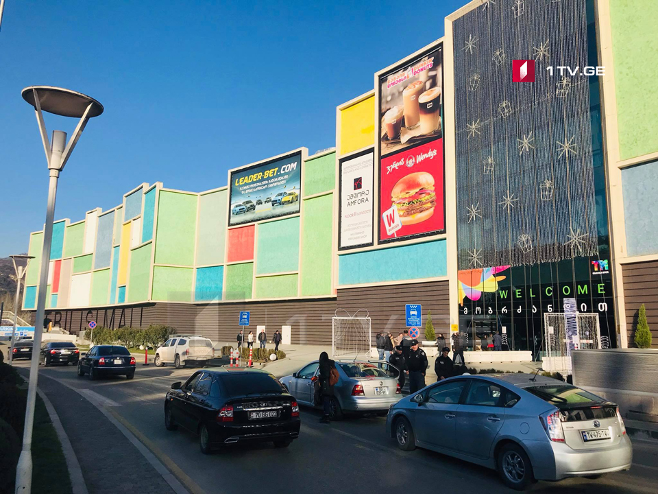 "Tbilisi Mall"-un marketinq xidmətinin rəhbəri - binada təxminən 1 700 insan işləyir, məhdudiyyətlərə görə əməkdaşlar maşınla hərəkət edirlər