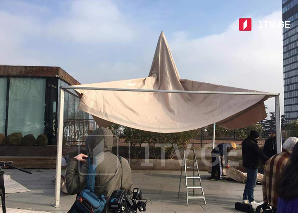 Respublika Meydanında çadır quraşdırldı, burada Alilo üçün ianələr toplanacaq