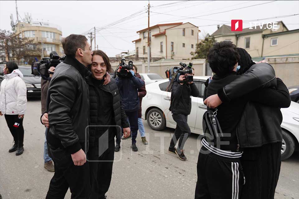 Giorgi Şakaraşvilinin işi üzrə zoraklıqda ittiham olunan üç nəfər girovla azad olundu (foto)
