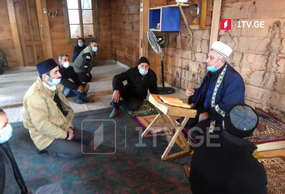 Muslims of Buknari village to keep pray