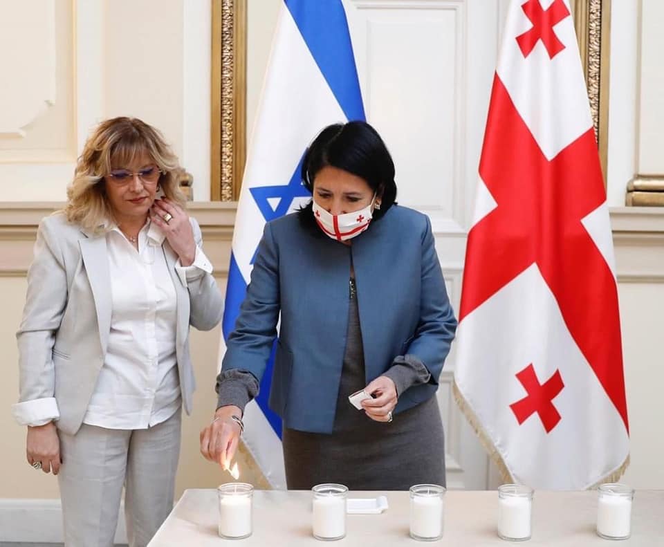 Gürcüstanda İsrailin konsulu Gürcüstan prezidentinin igamətgahına qonaq oldu, burada Holokosta həsr olunmuş tədbir keçirildi