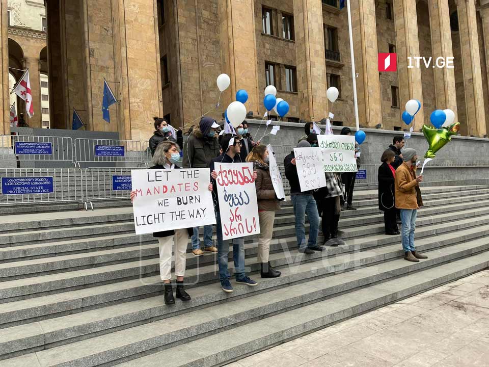 Молодежная организация "Европейской Грузии" провела акцию-перфоманс перед зданием парламента