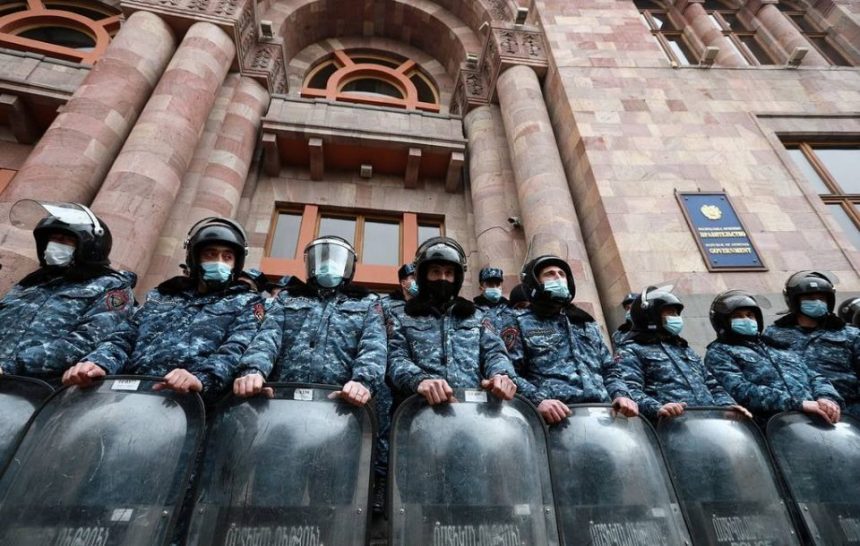 Երևանում հակակառավարական ցույցը վեր է աճել ոստիկանության հետ բախումների
