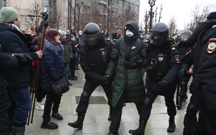 На сегодняшних акциях протеста в России в поддержку Алексея Навального начались задержания протестующих