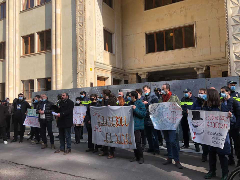 Խորհրդարանի մոտ Ռիոնիի կիրճի բնակչությանը համերաշխության կապակցությամբ և արդար էներգոքաղաքականության պահանջով տեղի է ունեցել բողոքի ցույց