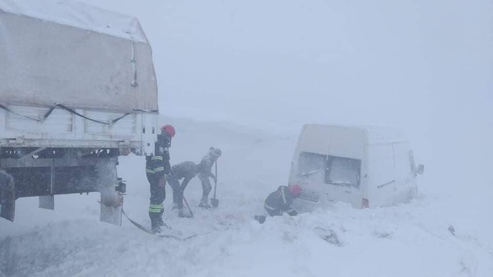 Rescuers help citizens trapped in snow on Goderdzi Pass [Video]