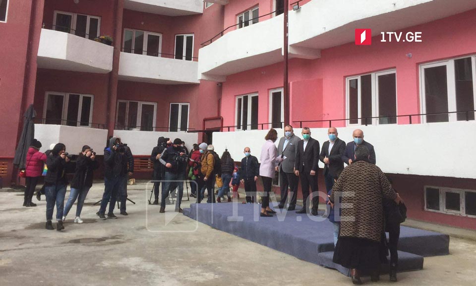 60 семей беженцев получили квартиры в новом корпусе в Кутаиси