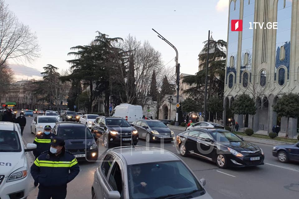 Акция на проспекте Руставели перед парламентом завершена, автомобильное движение восстановлено