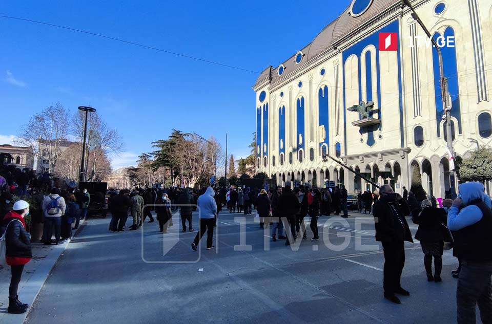 Парламенты цур политикон фидиуæнтæ ацы рæстæгмæ урæд сты, опозицион партиты фарсылхæцджытæ зарджытæм хъусынц