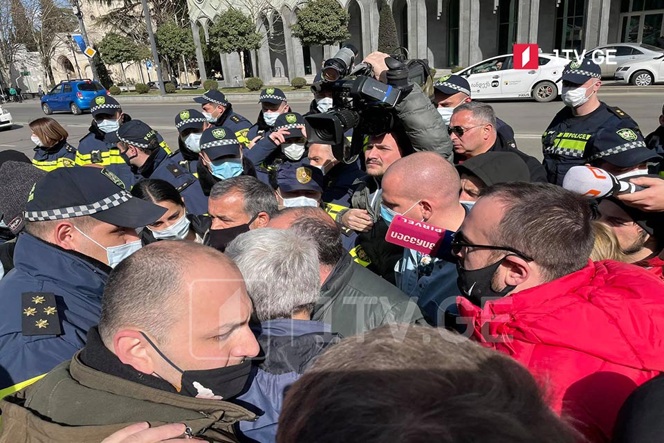 На акции протеста перед парламентом Грузии произошла словесная перепалка между правоохранителями и митингующими