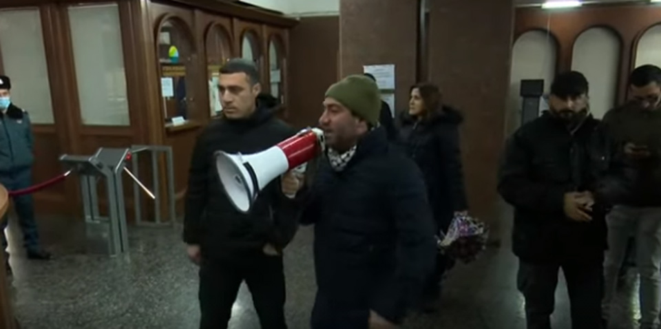 Հայաստանում ցուցարարները ներխուժել են կառավարության տուն և անց են կացրել ցույց