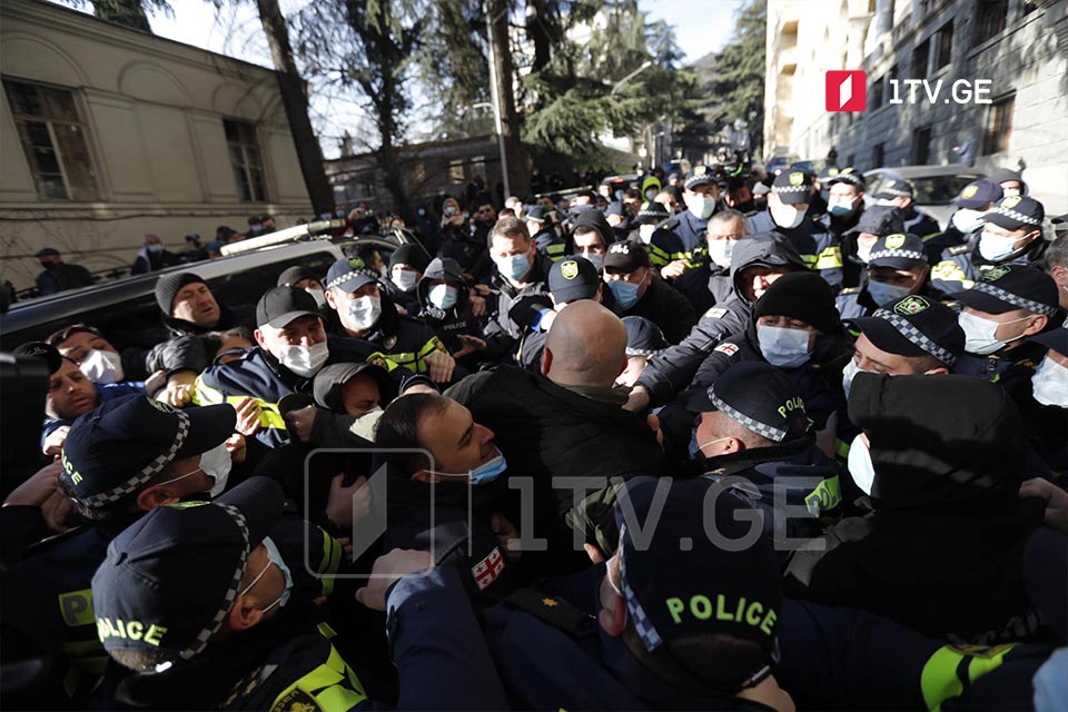 Police, protesters clash at Parliament building