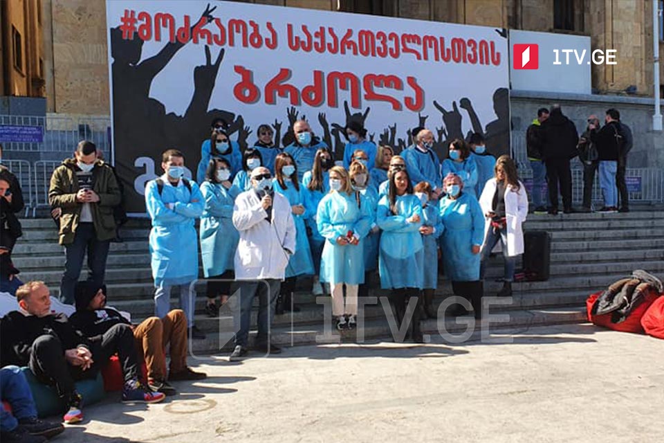 Doctors protest at parliament to demand import of Covid vaccines