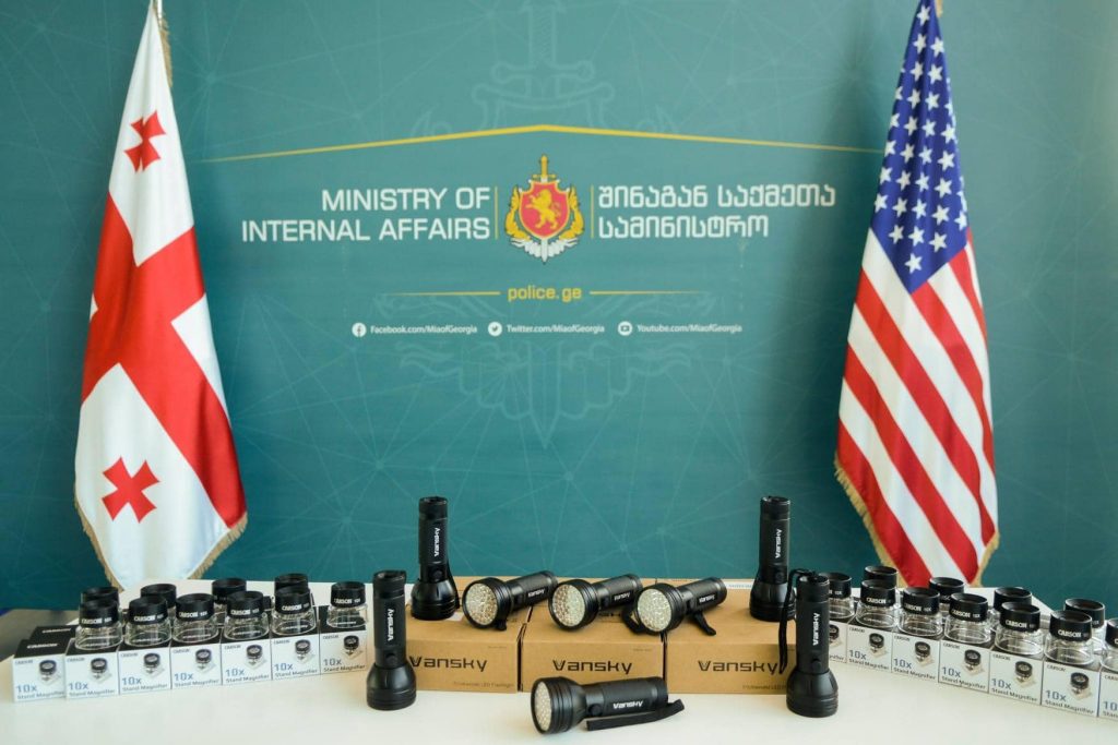 Офис региональной безопасности посольства США передал современное оборудование для проверки документов Департаменту патрульной полиции