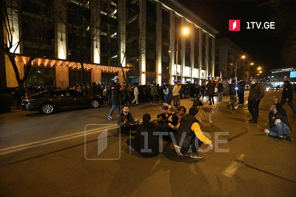 Протестующие забросали яйцами"Rooms отель", в котором остановились Владимир Познер и его гости