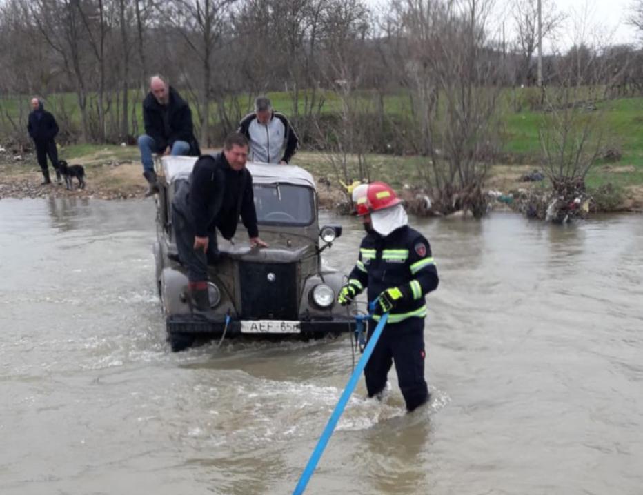 Three citizens rescued from river