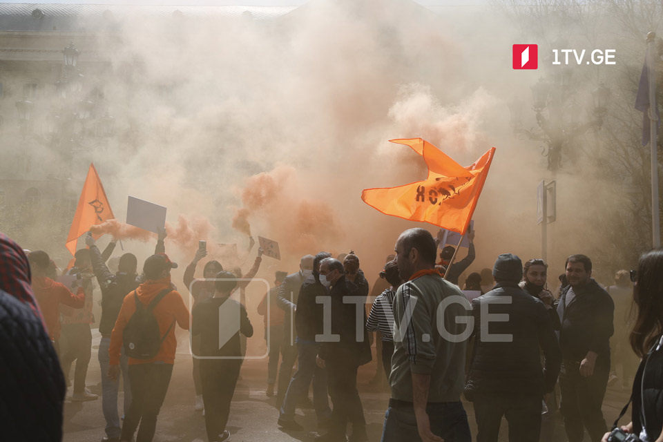 UNM Chairman Melia's supporters clash with bailiff at Tbilisi City Court