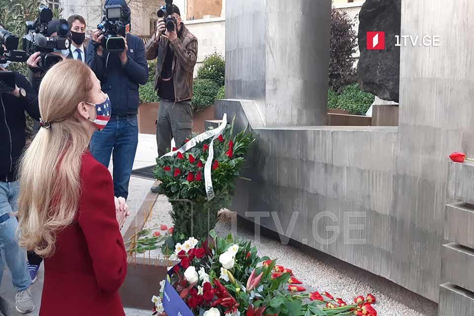 Келли Дегнан возложила венок к Мемориалу 9 апреля