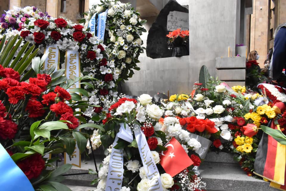 Foreign diplomats pay tribute to April 9 victims