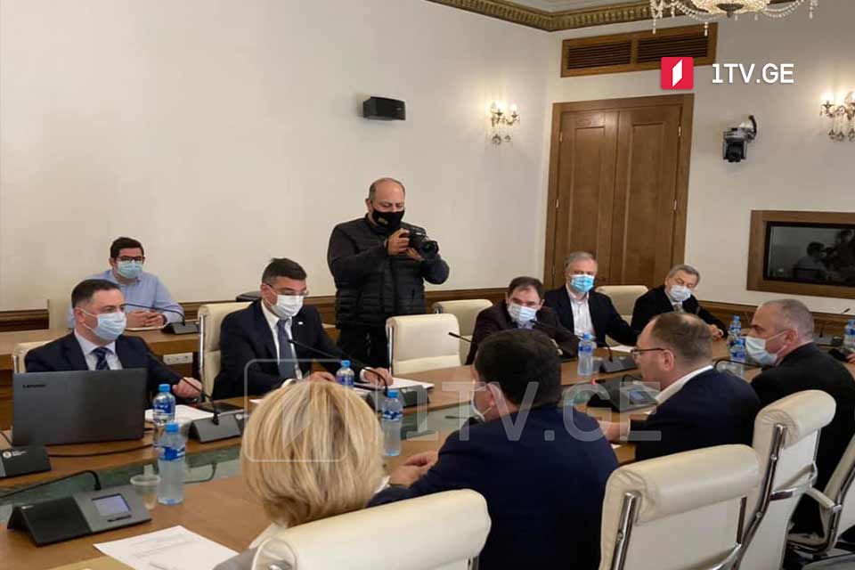 В парламенте обсуждают вопрос Нагорного Карабаха