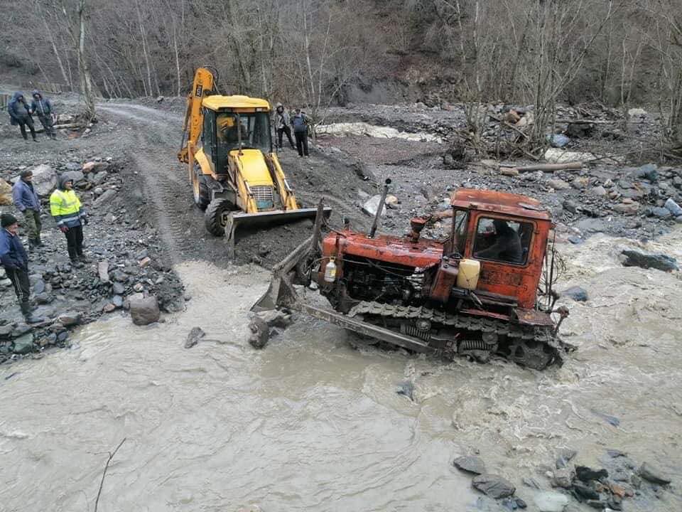 Flooded river in Lentekhi to destroy Durash Village road