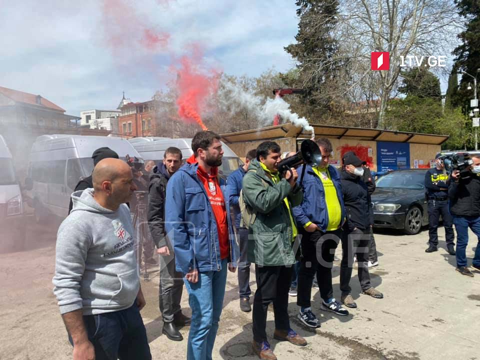 "Движение за Грузию" проводит акцию протеста перед офисом «Грузинской мечты»